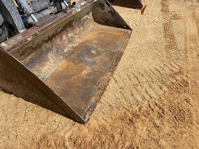 Image of John Deere 324G equipment image 4