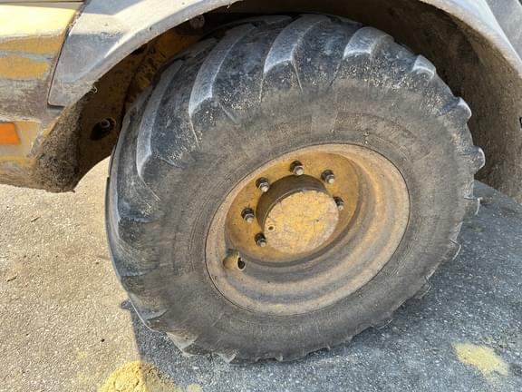 Image of John Deere 324L equipment image 4