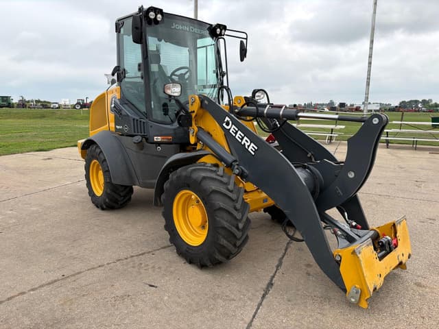 Image of John Deere 324L equipment image 2