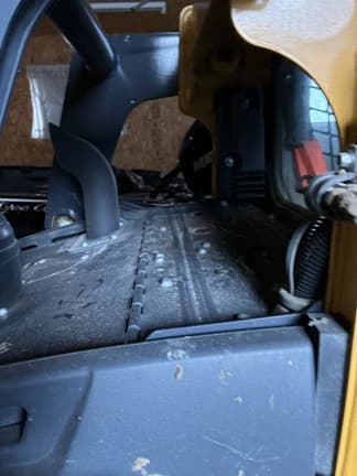 Image of John Deere 325G equipment image 3