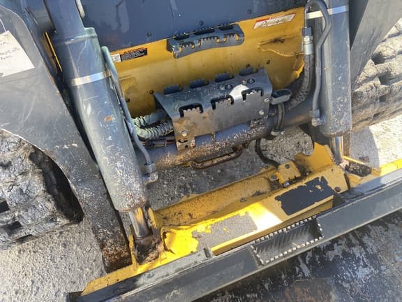 Image of John Deere 331G equipment image 4