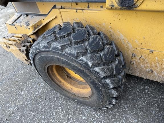 Image of John Deere 332G equipment image 4