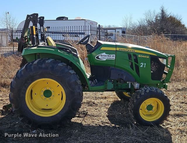 Image of John Deere 4044M equipment image 3