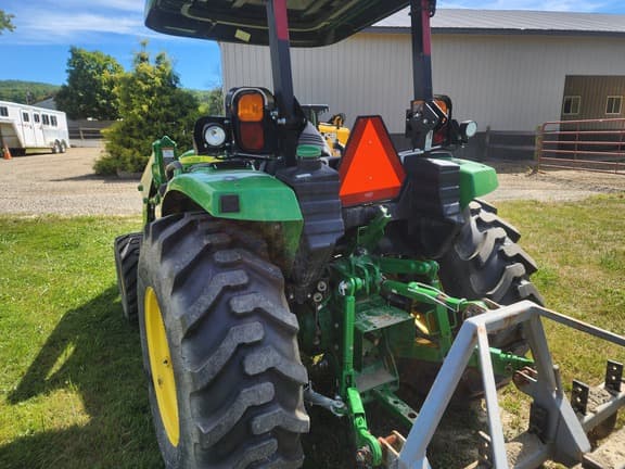 Image of John Deere 4052M equipment image 4