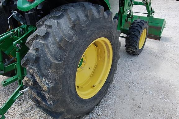 Image of John Deere 4052R equipment image 4