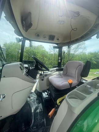 Image of John Deere 4052R equipment image 4