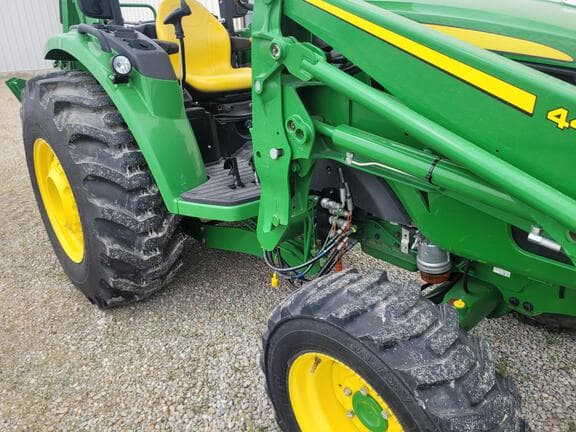 Image of John Deere 4052R equipment image 4