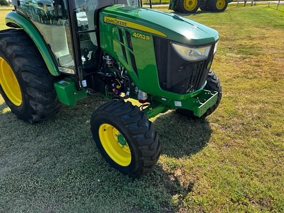 Image of John Deere 4052R equipment image 4