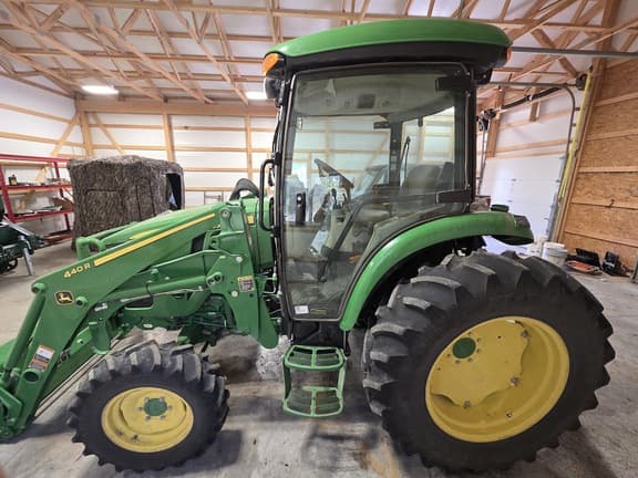 Image of John Deere 4052R equipment image 4