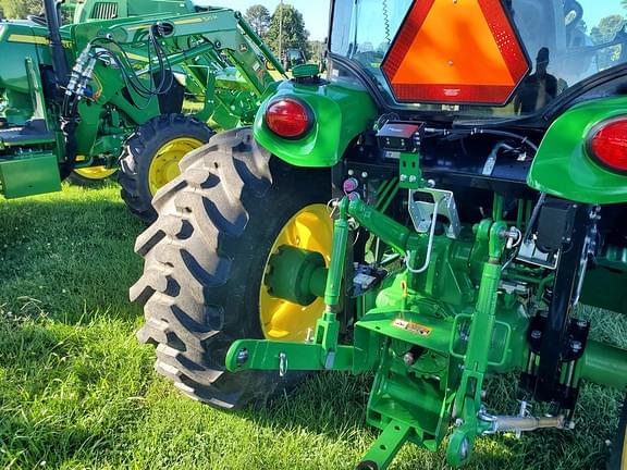 Image of John Deere 4052R equipment image 4