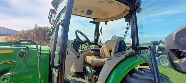 Image of John Deere 4066R equipment image 4