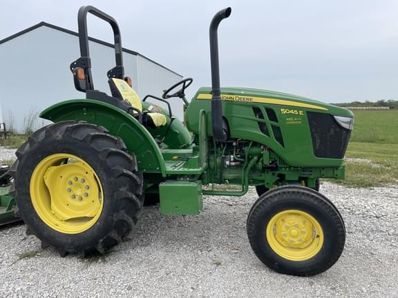 Image of John Deere 5045E equipment image 3