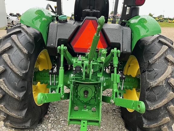 Image of John Deere 5045E equipment image 4