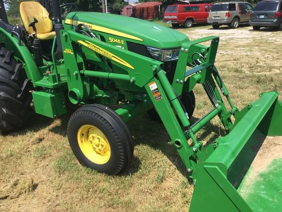 Image of John Deere 5045E equipment image 3