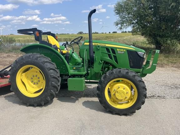 Image of John Deere 5045E equipment image 2