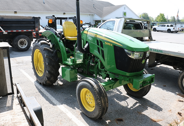 Image of John Deere 5055E equipment image 3