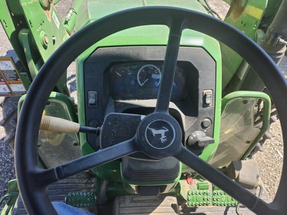 Image of John Deere 5055E equipment image 3