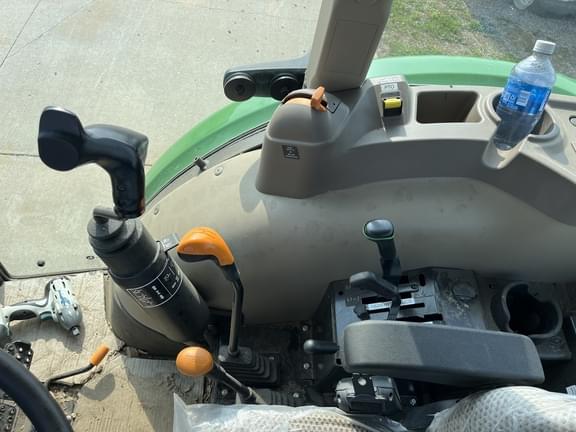 Image of John Deere 5055E equipment image 4