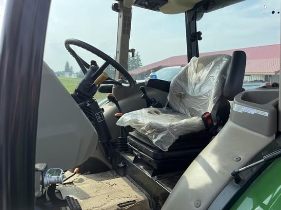 Image of John Deere 5055E equipment image 3
