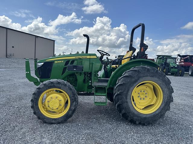 Image of John Deere 5065E equipment image 2