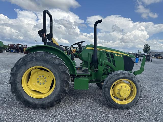 Image of John Deere 5065E equipment image 3