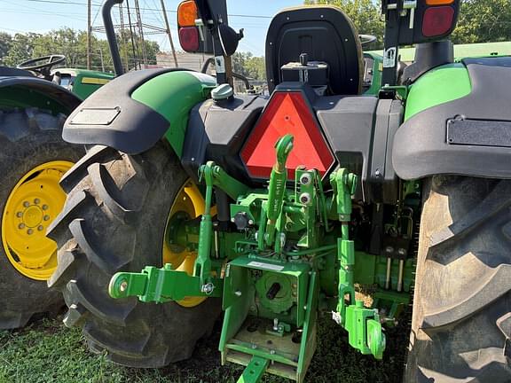 Image of John Deere 5065E equipment image 3