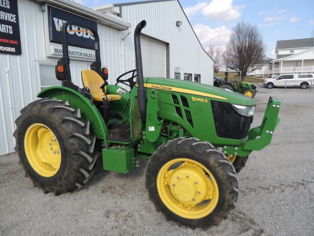 Image of John Deere 5065E equipment image 2