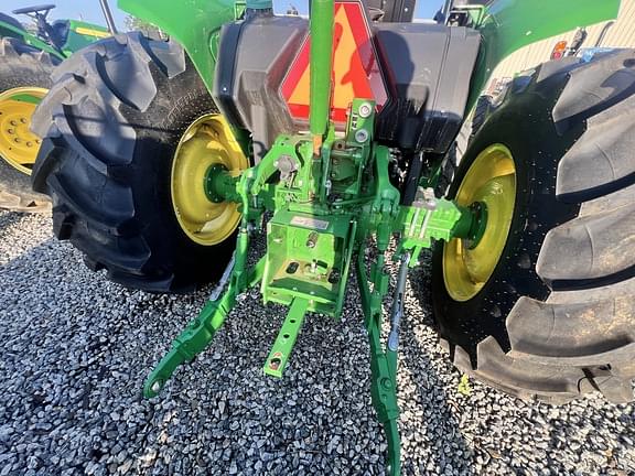 Image of John Deere 5065E equipment image 3