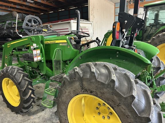 Image of John Deere 5065E equipment image 3