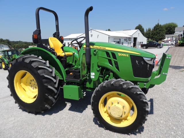 Image of John Deere 5065E equipment image 2