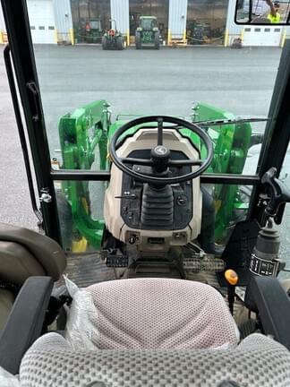 Image of John Deere 5065E equipment image 4