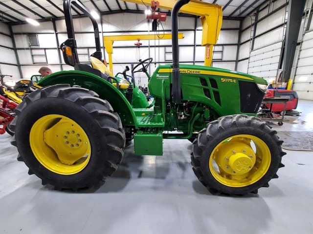 Image of John Deere 5075E equipment image 4