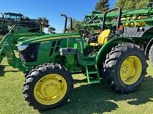 Main image John Deere 5075E 1