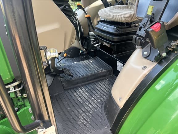 Image of John Deere 5075E equipment image 4