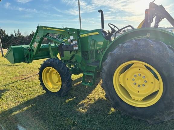 Image of John Deere 5075E equipment image 4