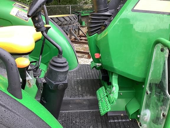 Image of John Deere 5075E equipment image 4