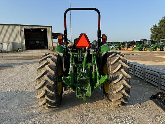 Image of John Deere 5075M equipment image 4