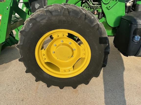 Image of John Deere 5090E equipment image 3
