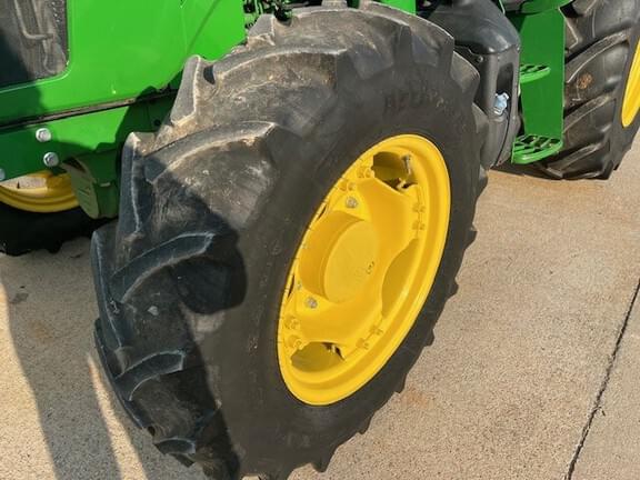 Image of John Deere 5090E equipment image 4