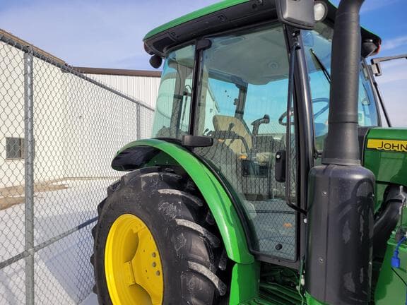 Image of John Deere 5100E equipment image 4