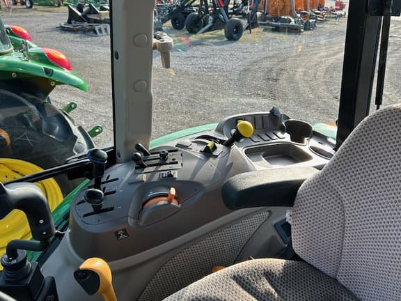 Image of John Deere 5100M equipment image 4