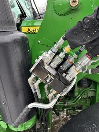 Image of John Deere 5100R equipment image 4