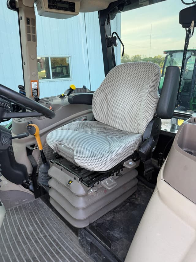 Image of John Deere 5115M equipment image 4