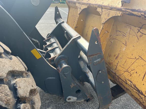 Image of John Deere 524L equipment image 4