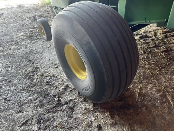 Image of John Deere 560R equipment image 4