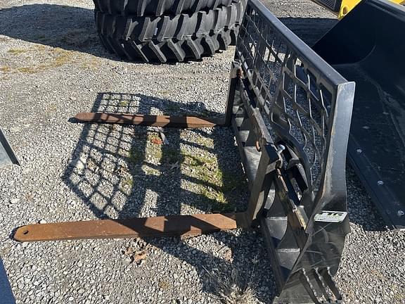 Image of John Deere Pallet Forks equipment image 3