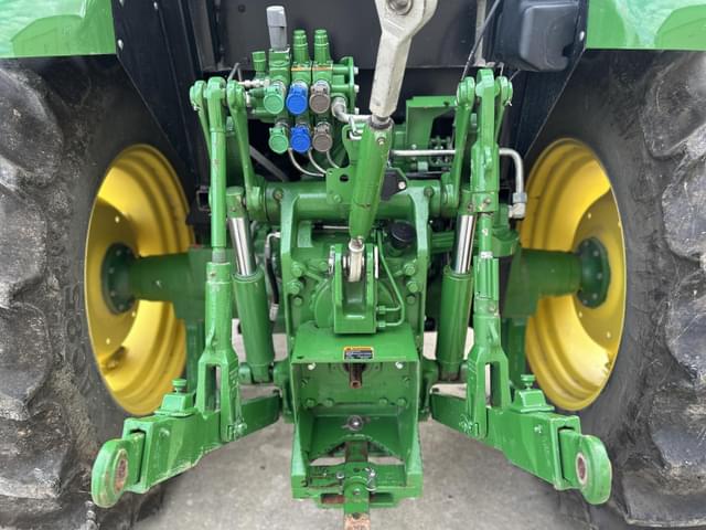 Image of John Deere 6105E equipment image 4