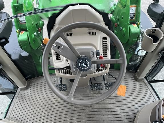 Image of John Deere 6110M equipment image 4