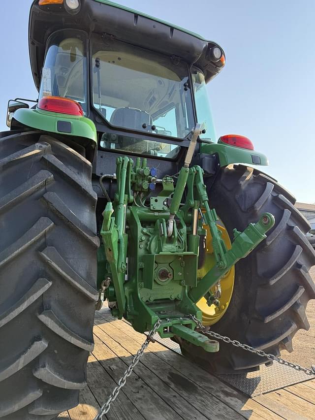 Image of John Deere 6120E equipment image 3
