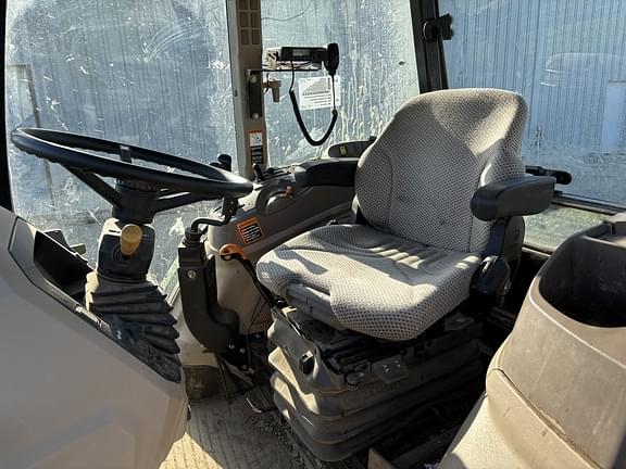 Image of John Deere 6135E equipment image 4